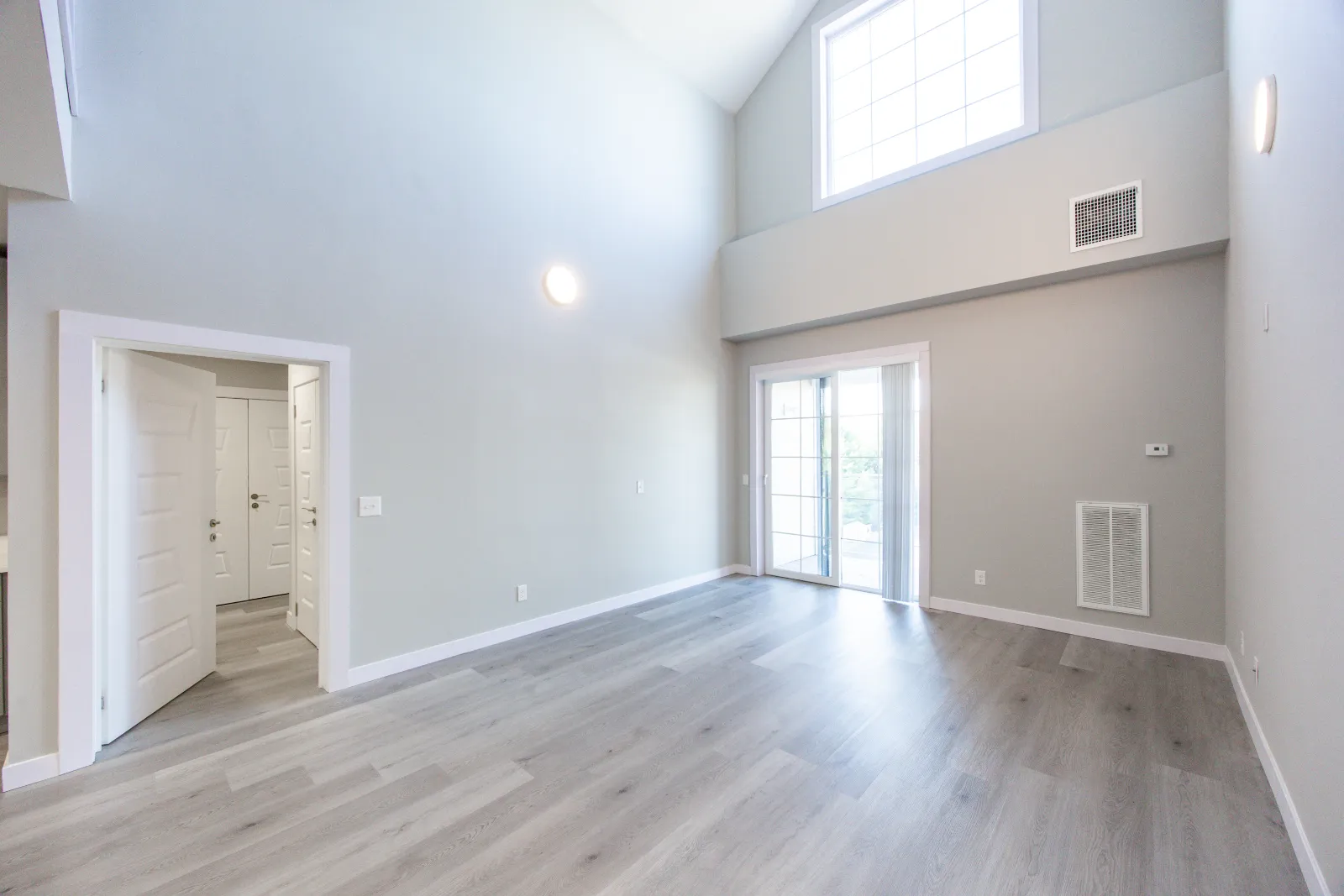 Bright living room — Taj Estates of Franklin I