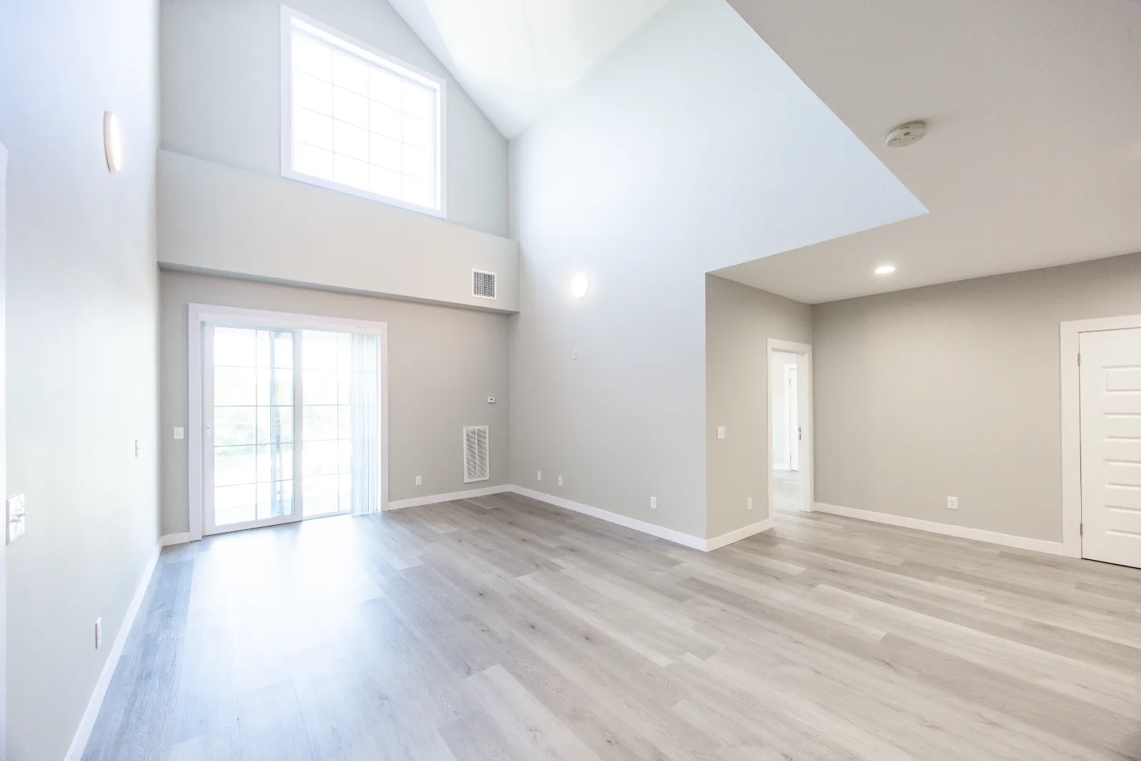 Living room with balcony door — Taj Estates of Franklin I
